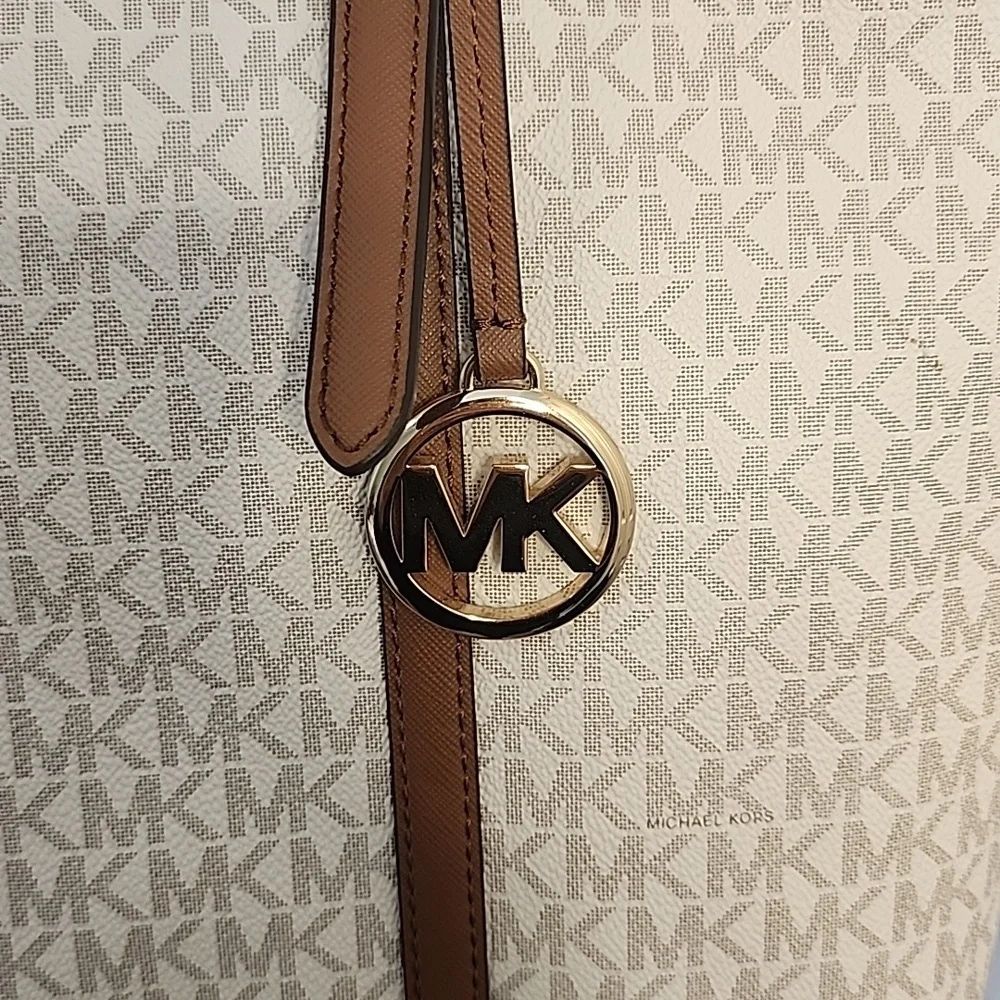 LARGE MICHEL KORS BAG. - Picture 4 of 12